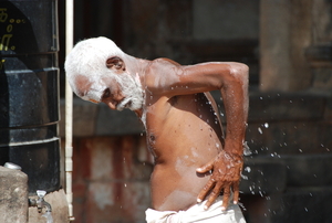 Een Indir kan zich wassen met een kannetje water
