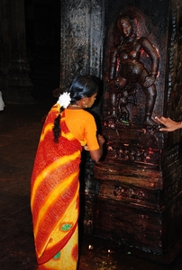 Vrouw offert in de Meenakshi Tempel in Madurai