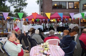 tussen het zingen door , een dansje.  hellevoetsluis