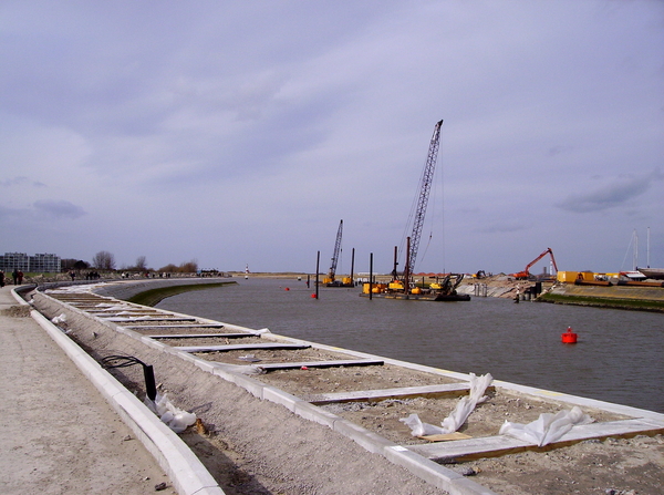 Aanleg laatste stuk v.d. promenade langs de yachthaven.