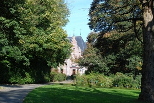 Kasteel verscholen in het groen