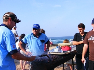 ik met vrienden besig Braaien op het strand