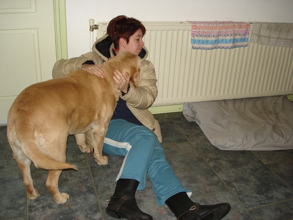 tanja geeft desiree een knuffel