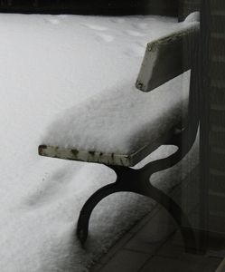 Zitbank onder sneeuw