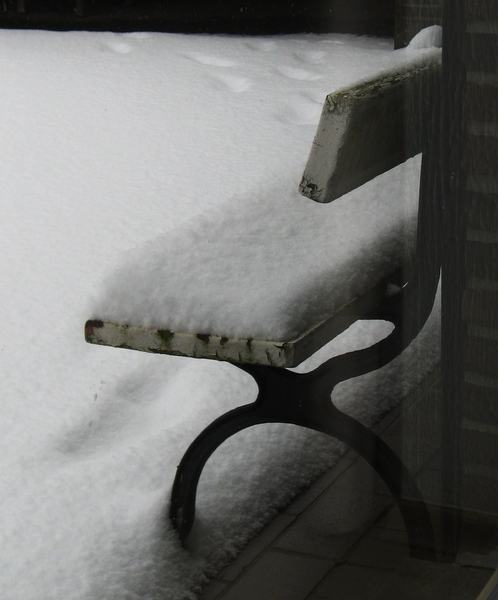 Zitbank onder sneeuw