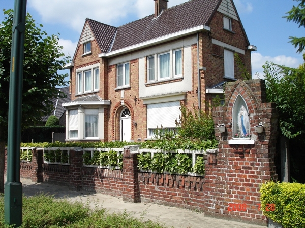 kappelletje in de Tieltsrtaat met bijhorend mooi herenhuis.