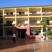 ingang hotel langs zwembad