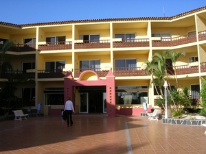 ingang hotel langs zwembad