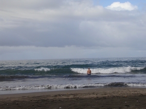 wilde zee met lava zand