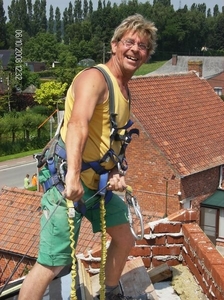 Willy op het dak aan het werk