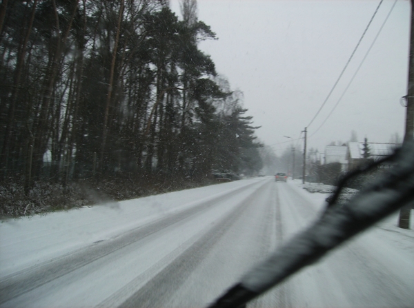 terug sneeuw op de rijbaan