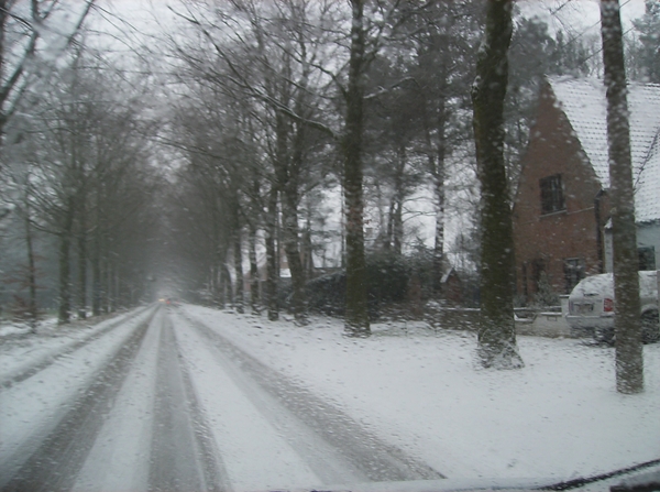 terug sneeuw op de rijbaan