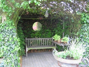 Zithoek onder rozenboog