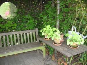 Kindje op moeders schoot op tafel