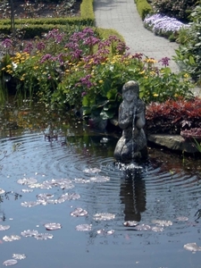 Beeld in grote vijver
