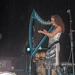 3Janu met draagbare harp
