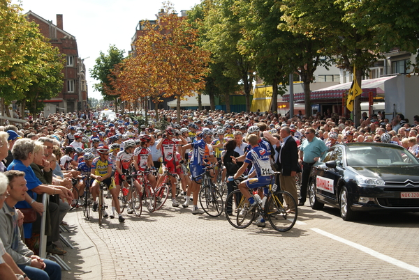 Start-Izegemkoerse-269 vertrekkers aan de start-2009