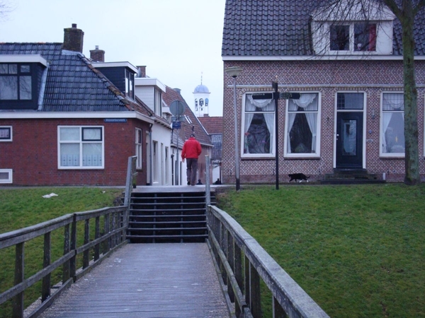 Brug van parkeerterrein De Helling naar het centrum