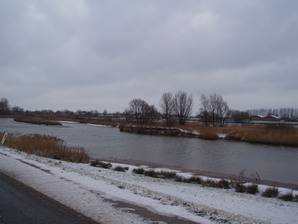 lekdijk met sneeuw