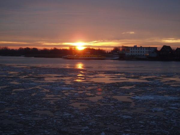 zonsopkomst met ijsgang 12-01-09