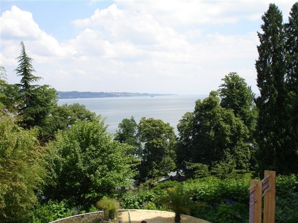 zicht over de bodenzee vanaf de bloemen tuin in Mainau