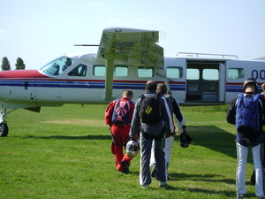 op weg naar het vliegtuig