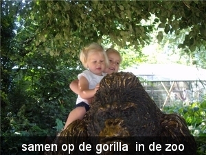 grace en selena op de aap