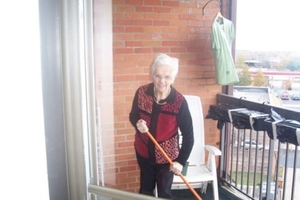 Moeder always cleaning ( her balcony)