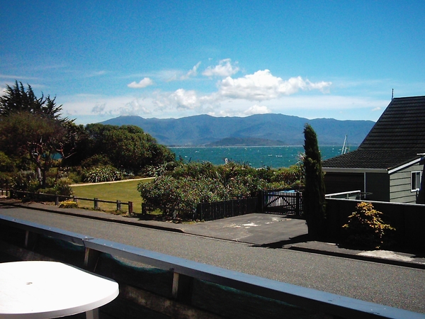 zicht op golden bay van uit de bungalow