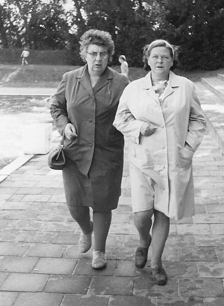 Moeder met mevr,Westerbaan.