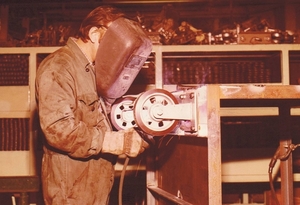 Vastlassen van wielen onder materiaalwagen