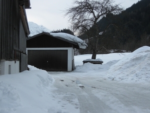 Wandeling naar lberg, sneeuw op dak begint te schuiven