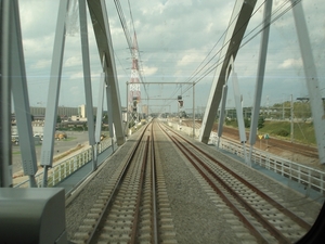 Op de nieuwe brug over het Albertkanaal