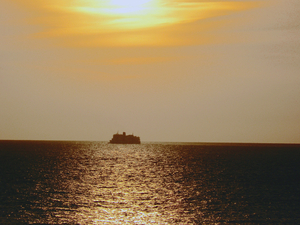 ferryboot bij avondlicht