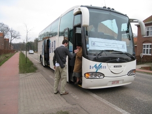 Galante Mathieu helpt de pasagiers met een 65+ pas...