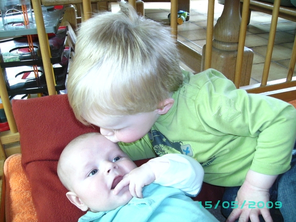Torben en Jorre 1e maal samen bij oma en opa