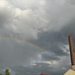 Regenboog tussen donkere wolken