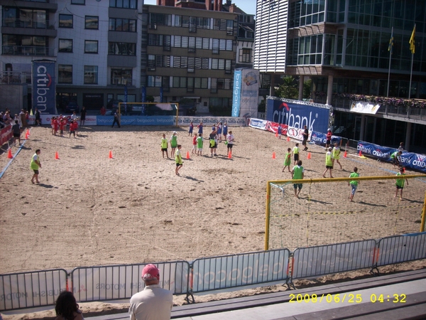 er is een beatchvolley wedstrijd aan de gang voor het gemeentehui