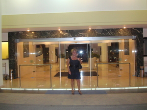 Voor de ingang van het hotel...