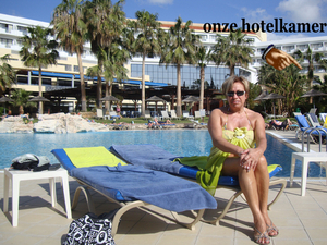 Aan het zwembad van het hotel...