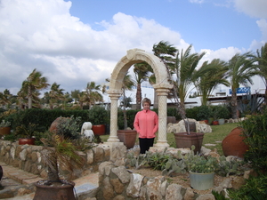 Eventjes poseren op de wandeldijk aan de kust...