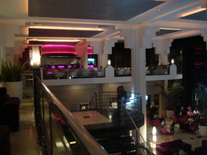 In de lounge v/h hotel...