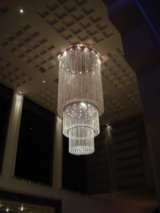 Prachtige luchter in de inkom v/h hotel...