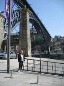 De Dom Luis I brug met de Pilares da Ponte Pênsil op de voorgron