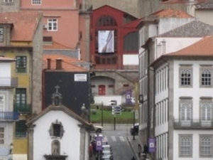 de groentenhall gezien van de ribeira