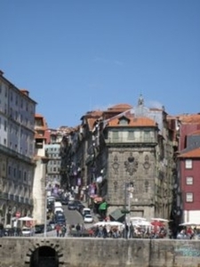 typische straatjes in de Ribeira wijk met de cubode rivierhaven v