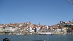 zicht op Porto vanaf Vila Nova de Gaia waar de grote wijnhuizen z