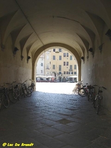 2008_06_27 Lucca 15 Piazza_Anfiteatro_poort