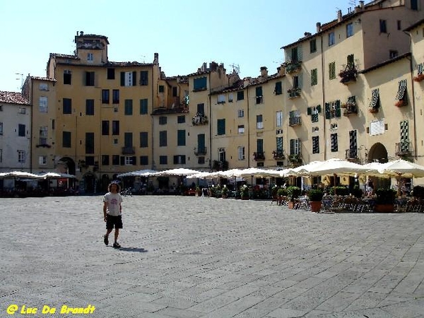 2008_06_27 Lucca 16 Piazza_Anfiteatro