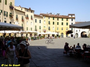 2008_06_27 Lucca 17 Piazza_Anfiteatro